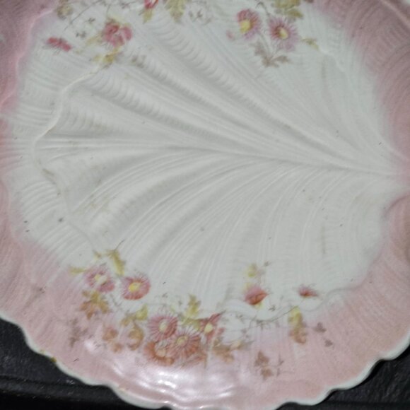 Decorative Vintage Ceramic Plate With Floral Design & Scalloped Edges - Picture 8 of 8